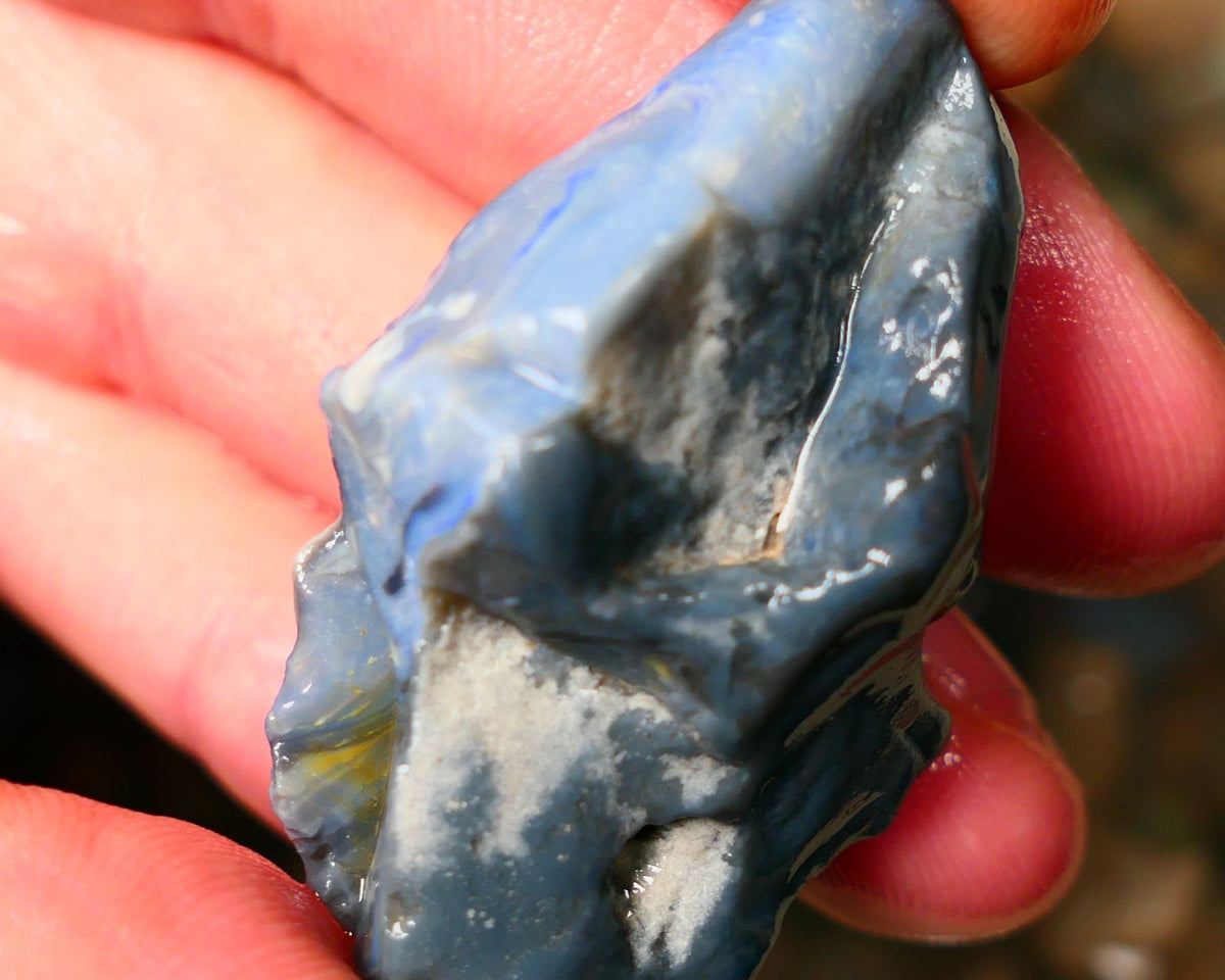 Big Size Lightning Ridge Black Seam opal 68cts showing some flashes of blues colours to gamble 43x26x14mm Auction24