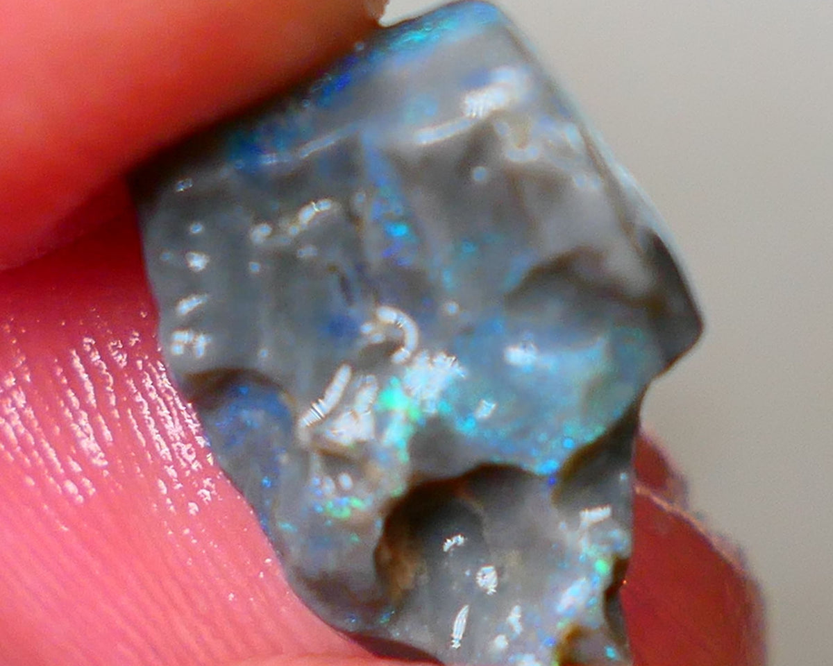 Bright & Colourful  L/Ridge Dark base Seam opal to cut 4.50cts  Light Green & Blue hues 16x11x6mm Auction48