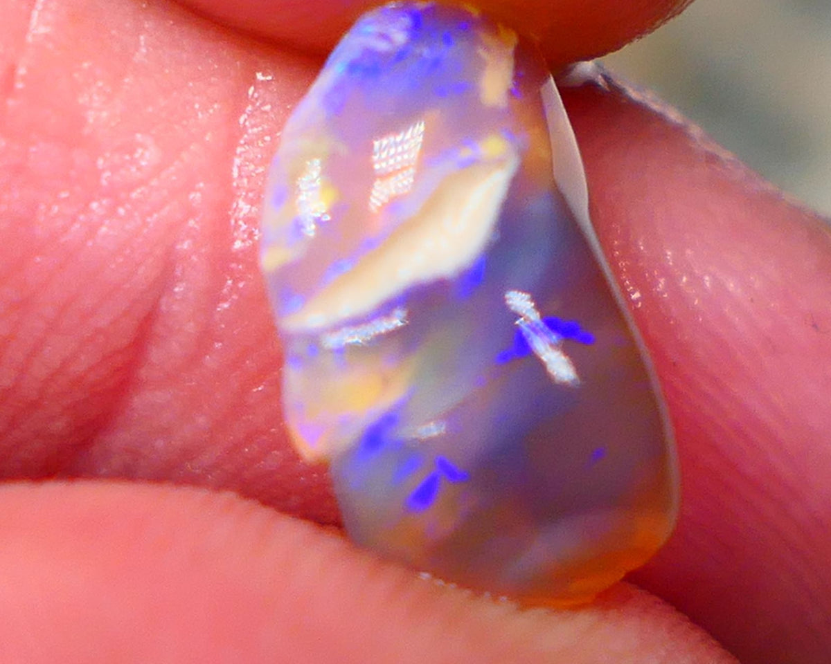 Lightning Ridge Rough knobby fresh from the wash 3.95cts Displaying Bright blue fires small size of 14x8x7mm Auction120