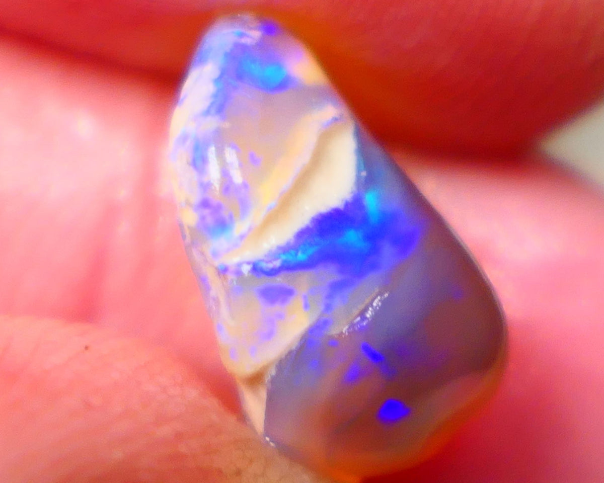 Lightning Ridge Rough knobby fresh from the wash 3.95cts Displaying Bright blue fires small size of 14x8x7mm Auction120